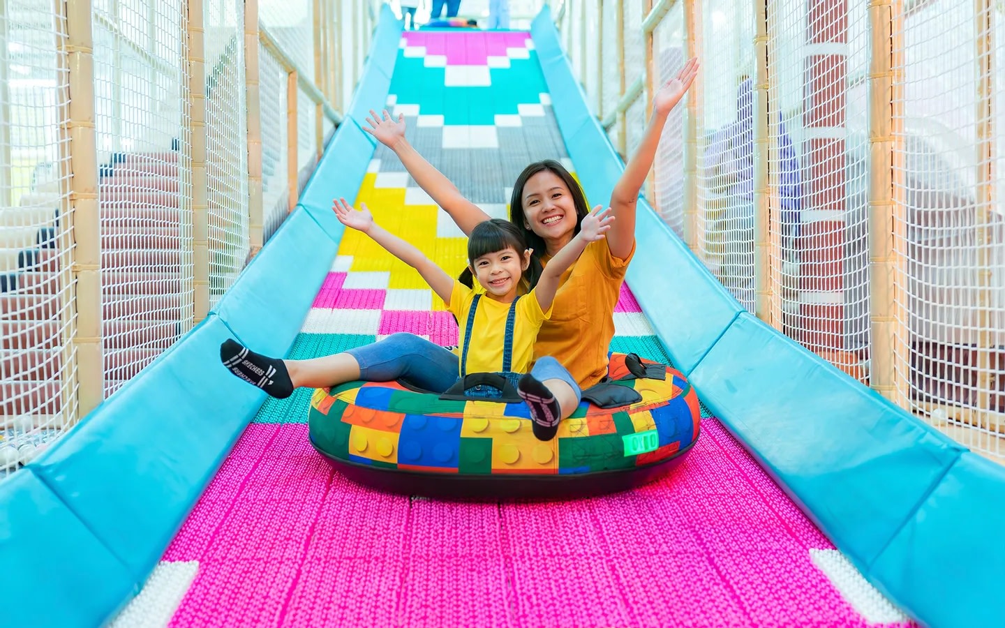 刺激又安全的滑水道,讓您盡情享受歡樂時光,充滿純粹的喜悅與笑聲。 刺激又安全的滑水道,讓您盡情享受歡樂時光,充滿純粹的喜悅與笑聲。