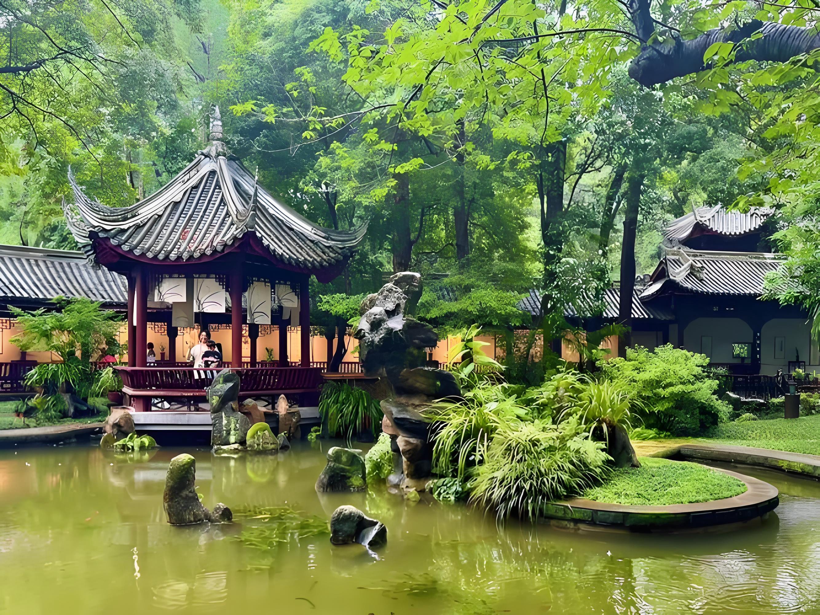 杜甫流寓成都時的詩意棲居之所，清幽的環境中古木參天、亭臺錯落，彷彿能看見詩人當年吟詩作畫、憂國憂民的身影，生平展覽館則完整呈現其偉大的一生。