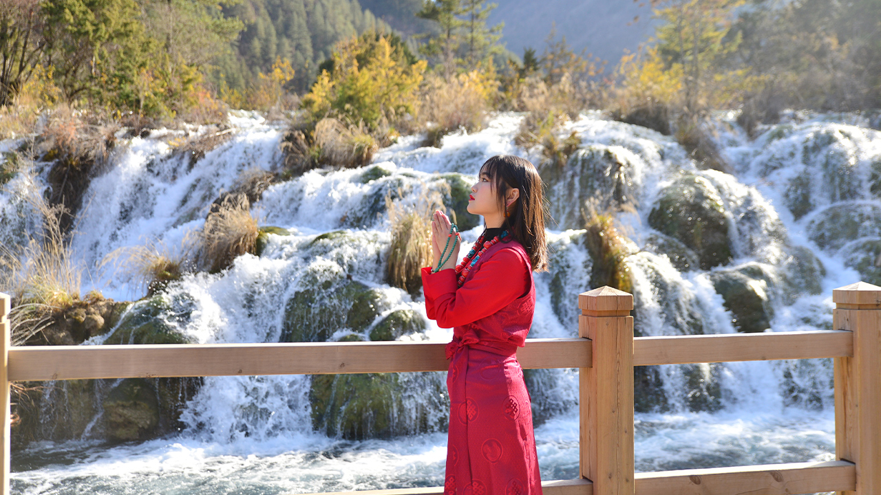 川西大美九寨6日遊（升級4晚4鑽酒店+夜宿九寨溝+黃龍+四姑娘山雙橋溝+臥龍中華大熊貓苑+松潘古城+8人VIP團）