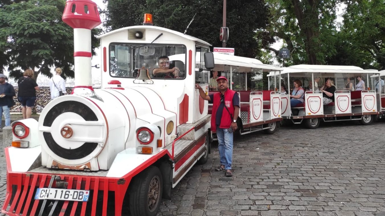 Montmartrain and Seine river cruise experience in Paris