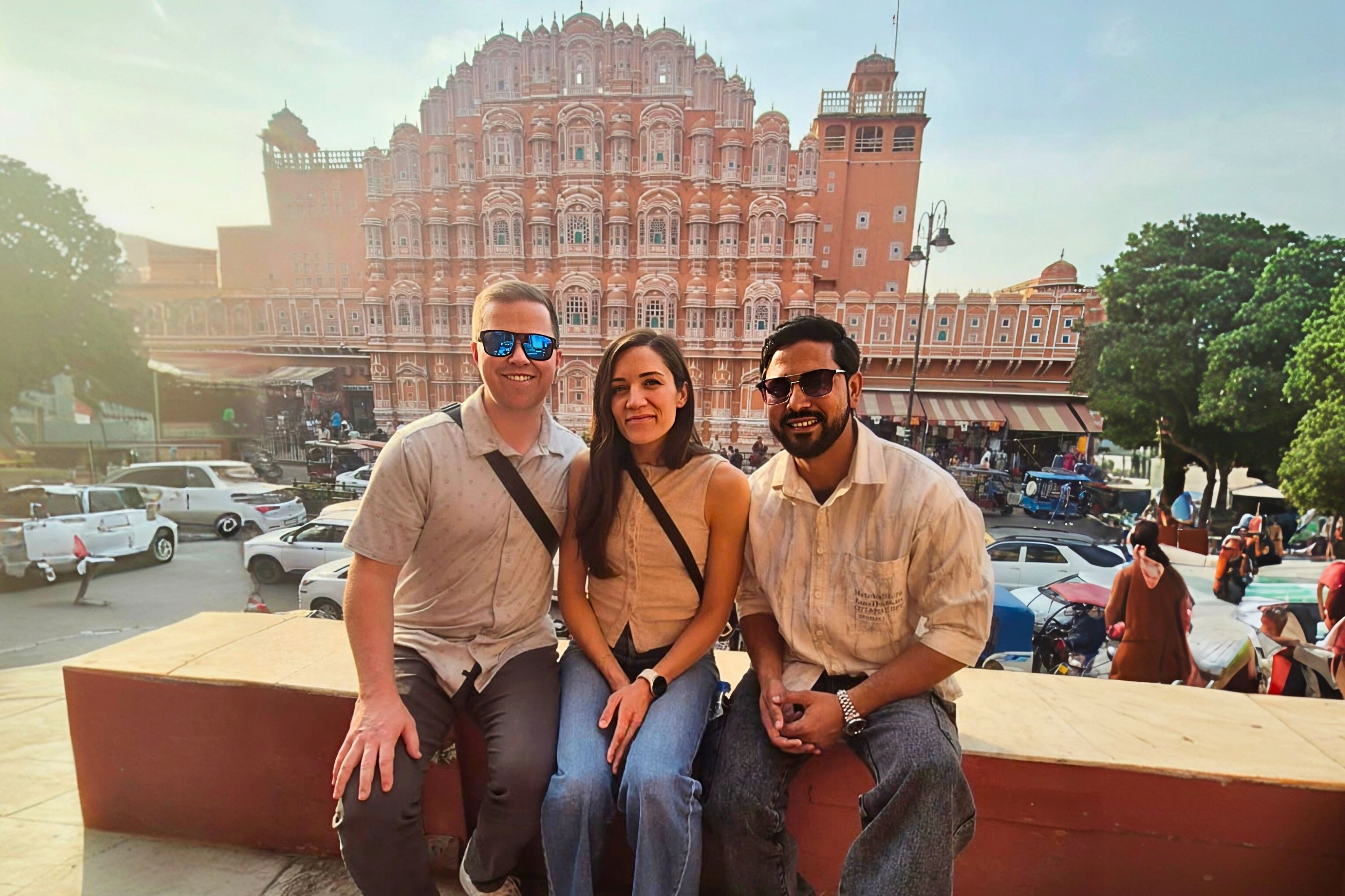 風之宮殿是齋浦爾的標誌性地標，其蜂窩狀外觀擁有953扇窗戶，旨在讓皇室女性在不被發現的情況下觀察街道。其獨特的建築和充滿活力的砂岩使其令人難忘。