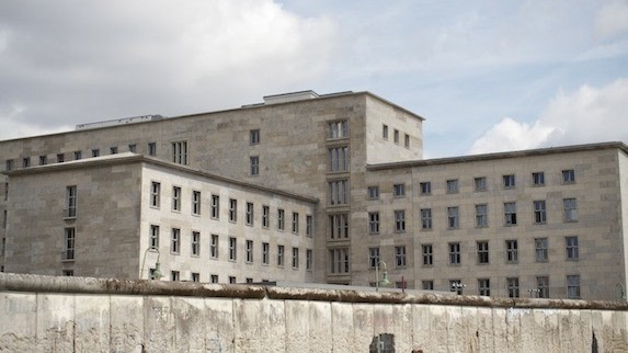 在柏林圍牆的殘存遺跡一窺柏林豐富的歷史層次，背景是戈林的前德國空軍總部。