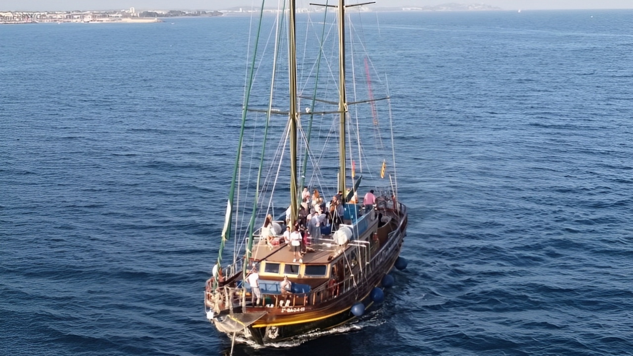 Eco Schooner cruise experience with music in Barcelona
