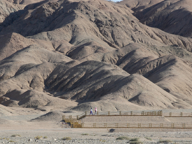【懸泉置遺址】位於敦煌城東三危山北麓的戈壁灘上,遺址總面積22500平方米。1990至1992年省、市考古隊在北挖掘彌足珍貴的漢簡15000枚及豐富的皮毛、絲綢、紙張、糧食、銅鐵等遺址17650件,震動了全國考古界,被譽為本世紀文史資料第五次大發現。 【懸泉置遺址】位於敦煌城東三危山北麓的戈壁灘上,遺址總面積22500平方米。1990至1992年省、市考古隊在北挖掘彌足珍貴的漢簡15000枚及豐富的皮毛、絲綢、紙張、糧食、銅鐵等遺址17650件,震動了全國考古界,被譽為本世紀文史資料第五次大發現。