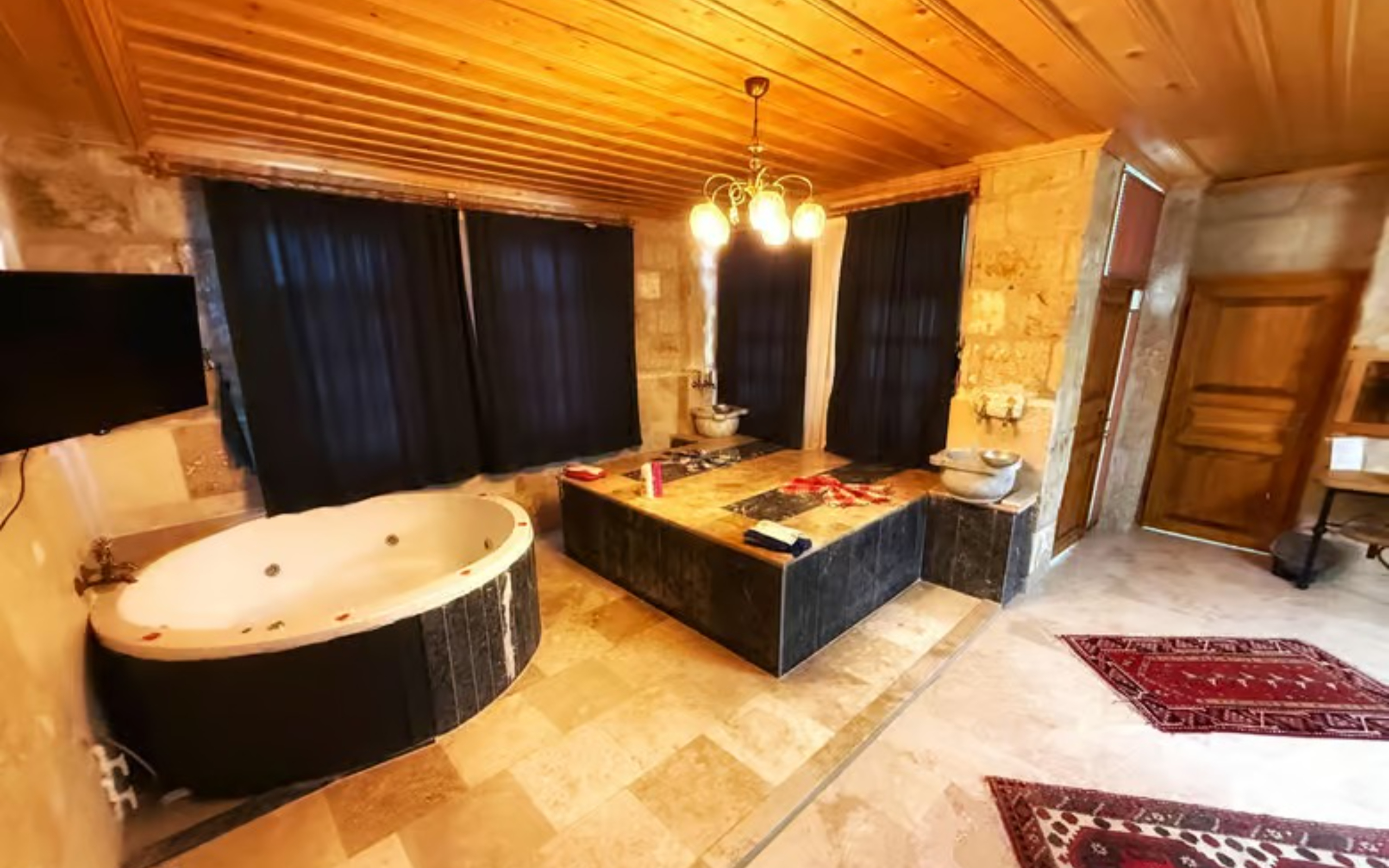 在豪華私人套房中放鬆身心,享受傳統大型大理石浴缸帶來的極致體驗。 在豪華私人套房中放鬆身心,享受傳統大型大理石浴缸帶來的極致體驗。