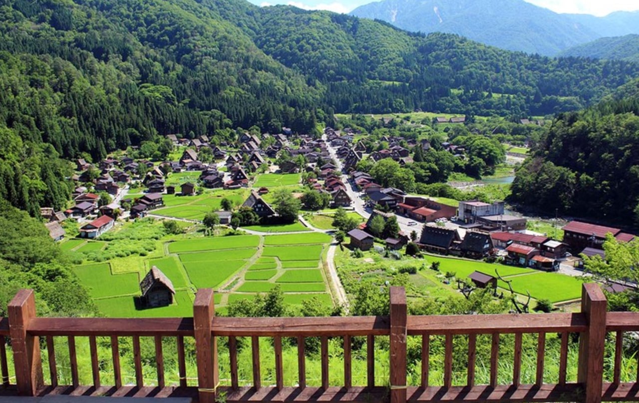 作為拍攝白川鄉全景的標誌性角度，展望臺是攝影愛好者爭相留影的地點，四季各具特色：春櫻、夏綠、秋霧、冬雪，每次造訪都能捕捉不一樣的童話氛圍。