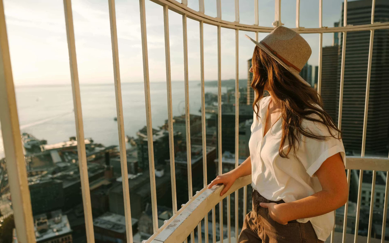 在史密斯塔高空，盡享西雅圖壯麗的日落美景