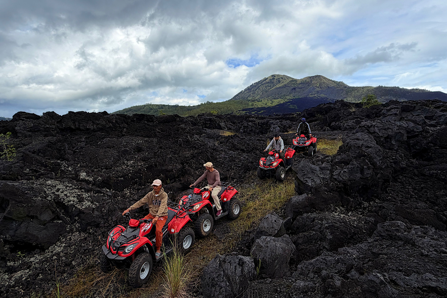 駕駛您自己的全地形車探索巴杜爾黑色熔岩 駕駛您自己的全地形車探索巴杜爾黑色熔岩