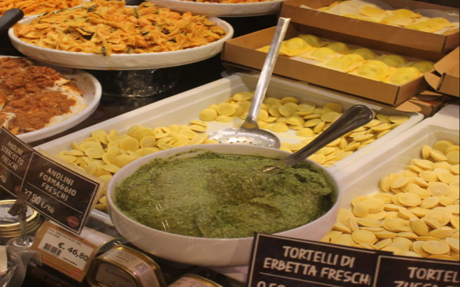 探索當地咖啡館和麵包店,品嚐以珍貴艾米利亞-羅馬涅食譜製成的道地甜點。 探索當地咖啡館和麵包店,品嚐以珍貴艾米利亞-羅馬涅食譜製成的道地甜點。