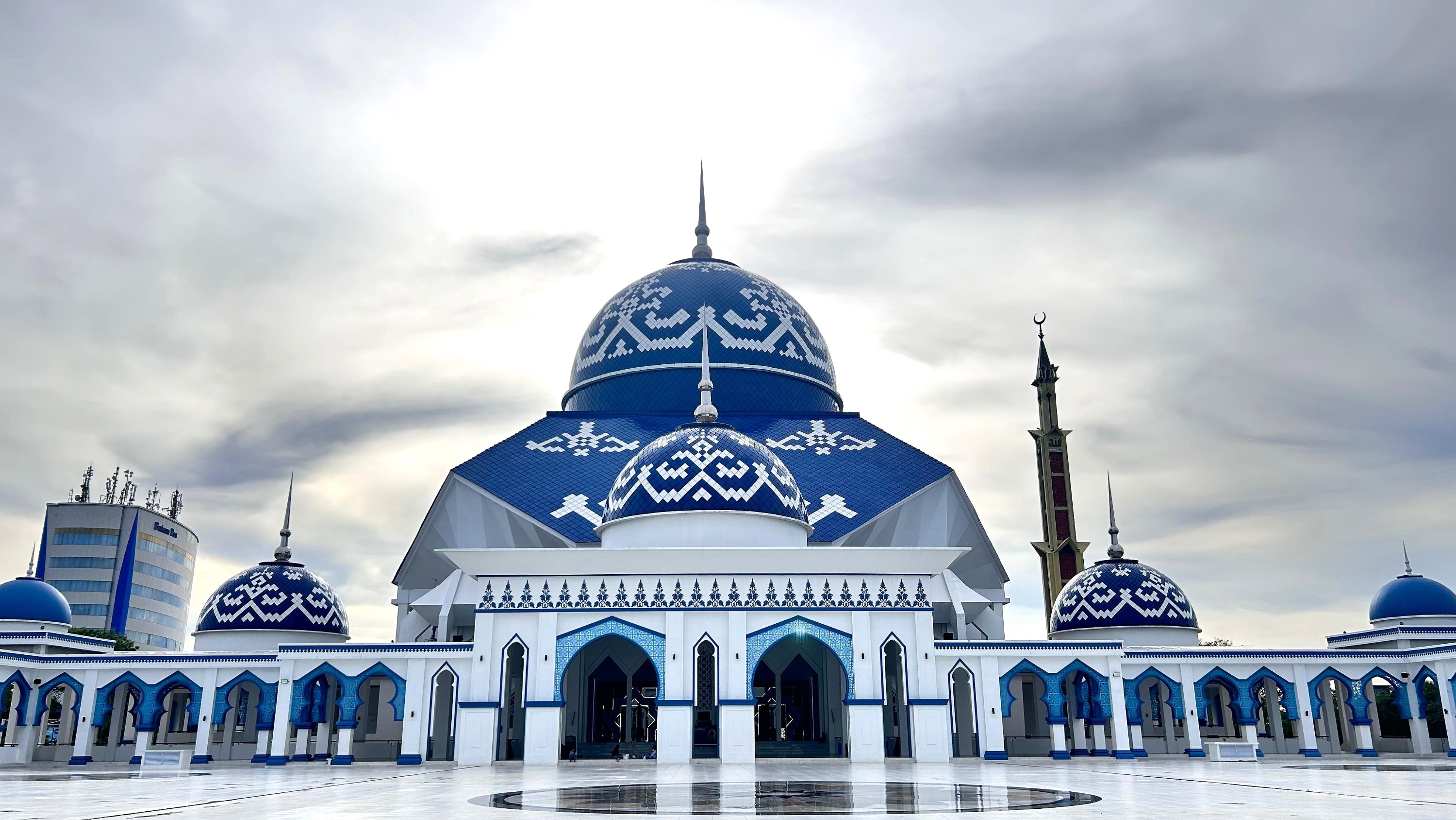 探索巴淡的靈性一面，一次祈禱一次。