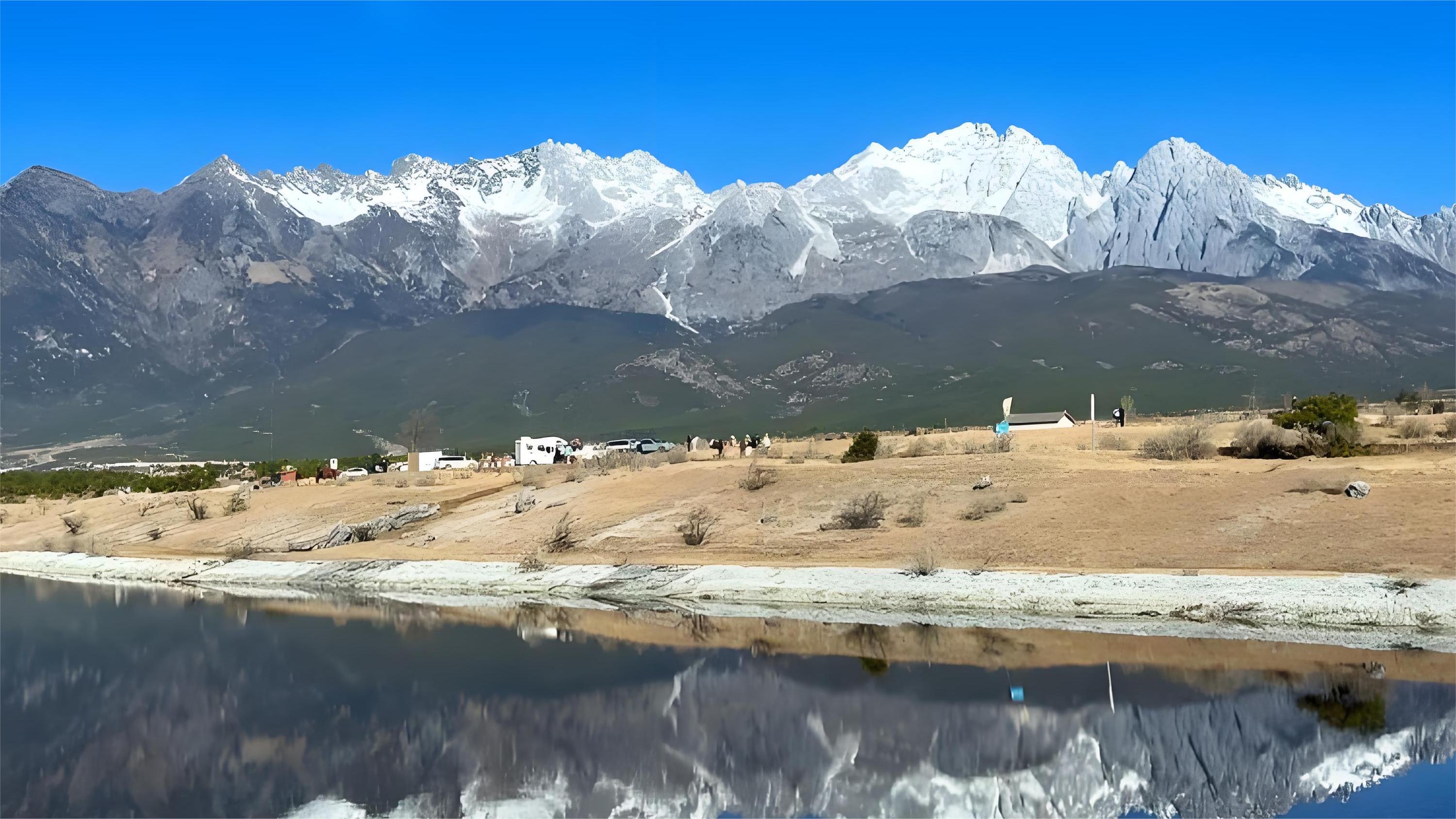 玉龍雪山藍月谷,白水河蜿蜒穿過四座翡翠湖泊,晴時碧波盪漾如藍寶石,陰時雲霧繚繞似水墨畫,每一步都是流動的仙境。 玉龍雪山藍月谷,白水河蜿蜒穿過四座翡翠湖泊,晴時碧波盪漾如藍寶石,陰時雲霧繚繞似水墨畫,每一步都是流動的仙境。