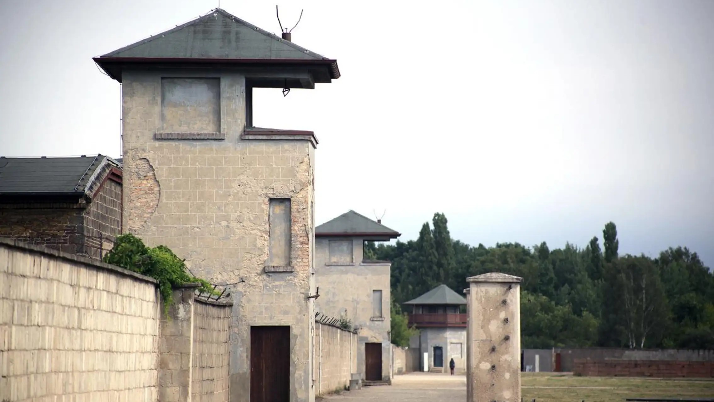 俯瞰薩克森豪森集中營的警衛塔,象徵著對被囚禁者的持續監視。 俯瞰薩克森豪森集中營的警衛塔,象徵著對被囚禁者的持續監視。