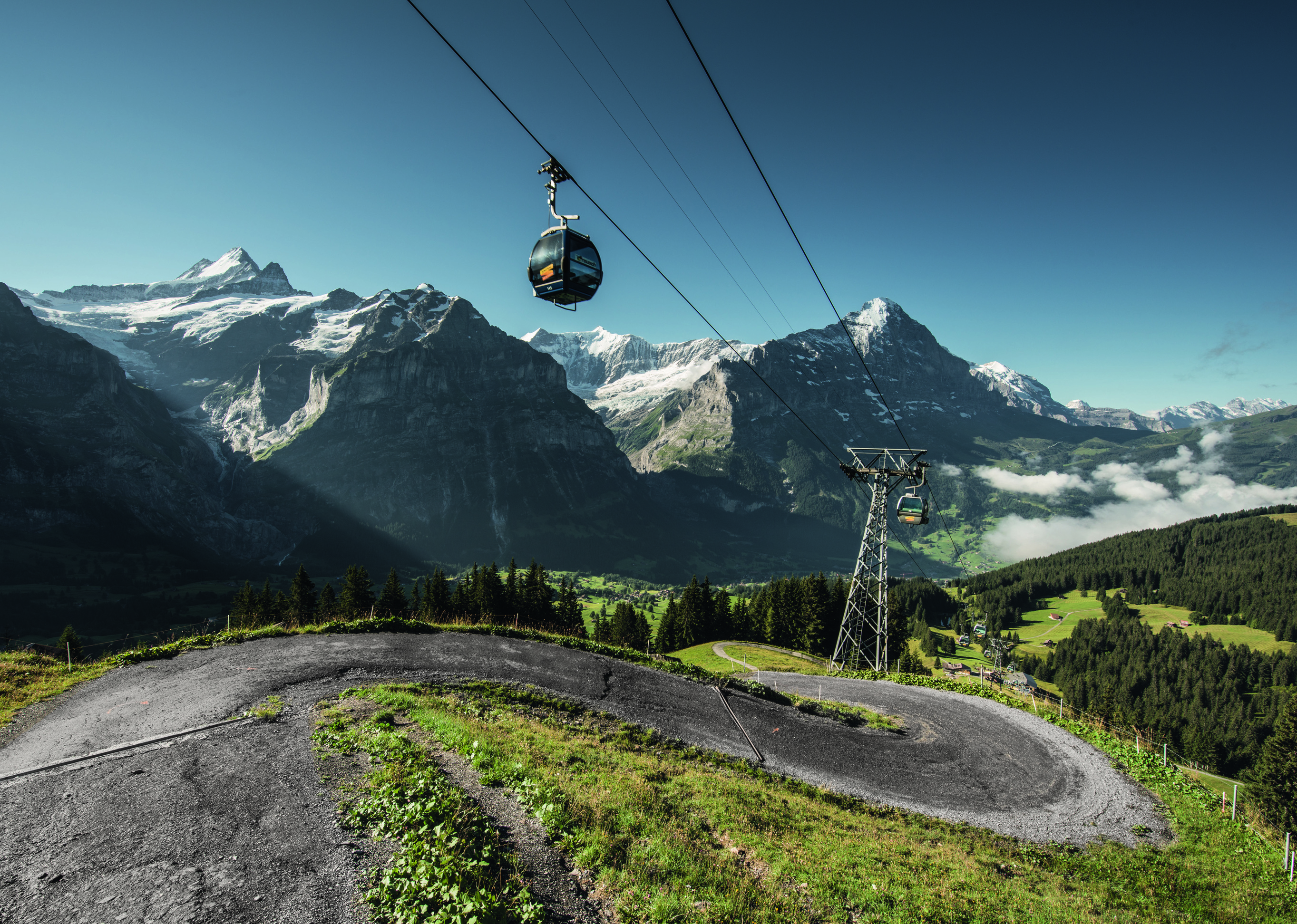 乘坐纜車登上First山頂 乘坐纜車登上First山頂