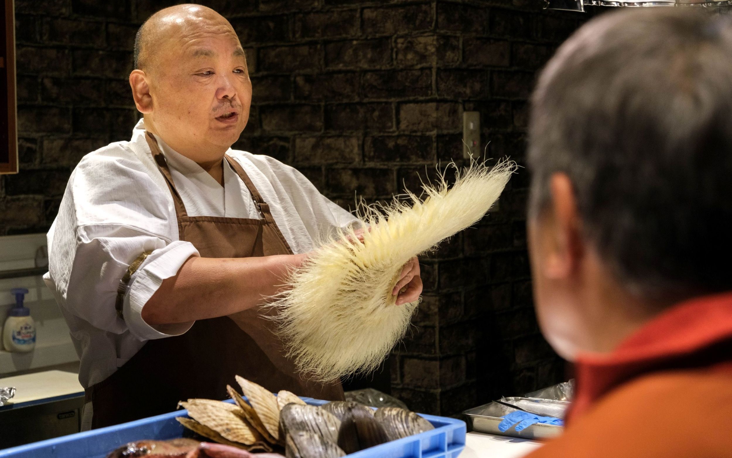 A chef raised on the Shiretoko Peninsula talks about Abashiri's food culture (enjoying the bounty of the mountains and sea)
