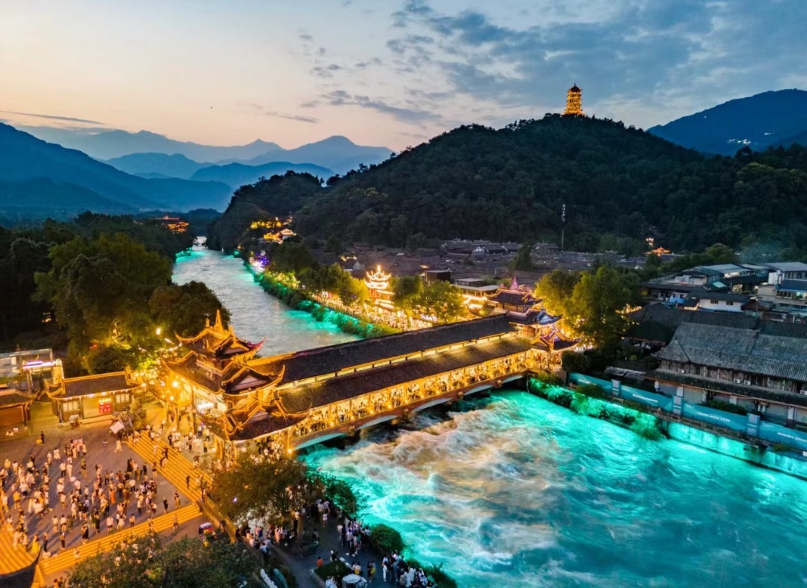 Chengdu Outskirts Private Day Tour (Panda Base/Sanxingdui/Dujiangyan/Mount Qingcheng/Nan Bridge/Yangtianwo Giant Panda Observation Deck/Panda Paradise)