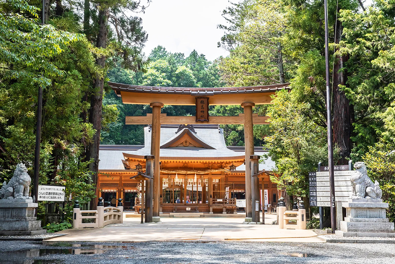 Feel the solemnity of the ancient shrine and the sacred fusion of nature