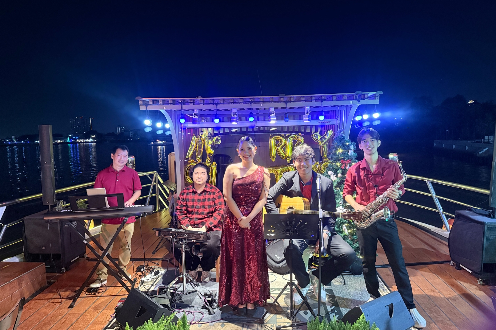 才華橫溢的現場歌手在船上表演,他們非常重視與客人互動,確保每個人都能享受美好而難忘的時光。 才華橫溢的現場歌手在船上表演,他們非常重視與客人互動,確保每個人都能享受美好而難忘的時光。