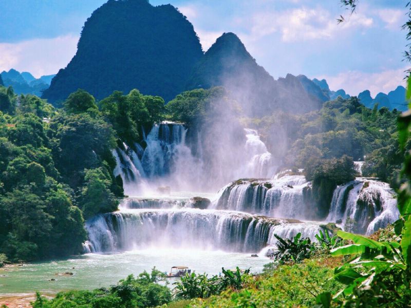 德天跨國瀑布：橫跨中越，亞洲第一跨國瀑布。總寬超200米，三級跌落，氣勢磅礴。歸春河水終年不竭，夏季最盛，水聲如雷。乘筏近觀，水霧撲面，兩岸風光盡收。