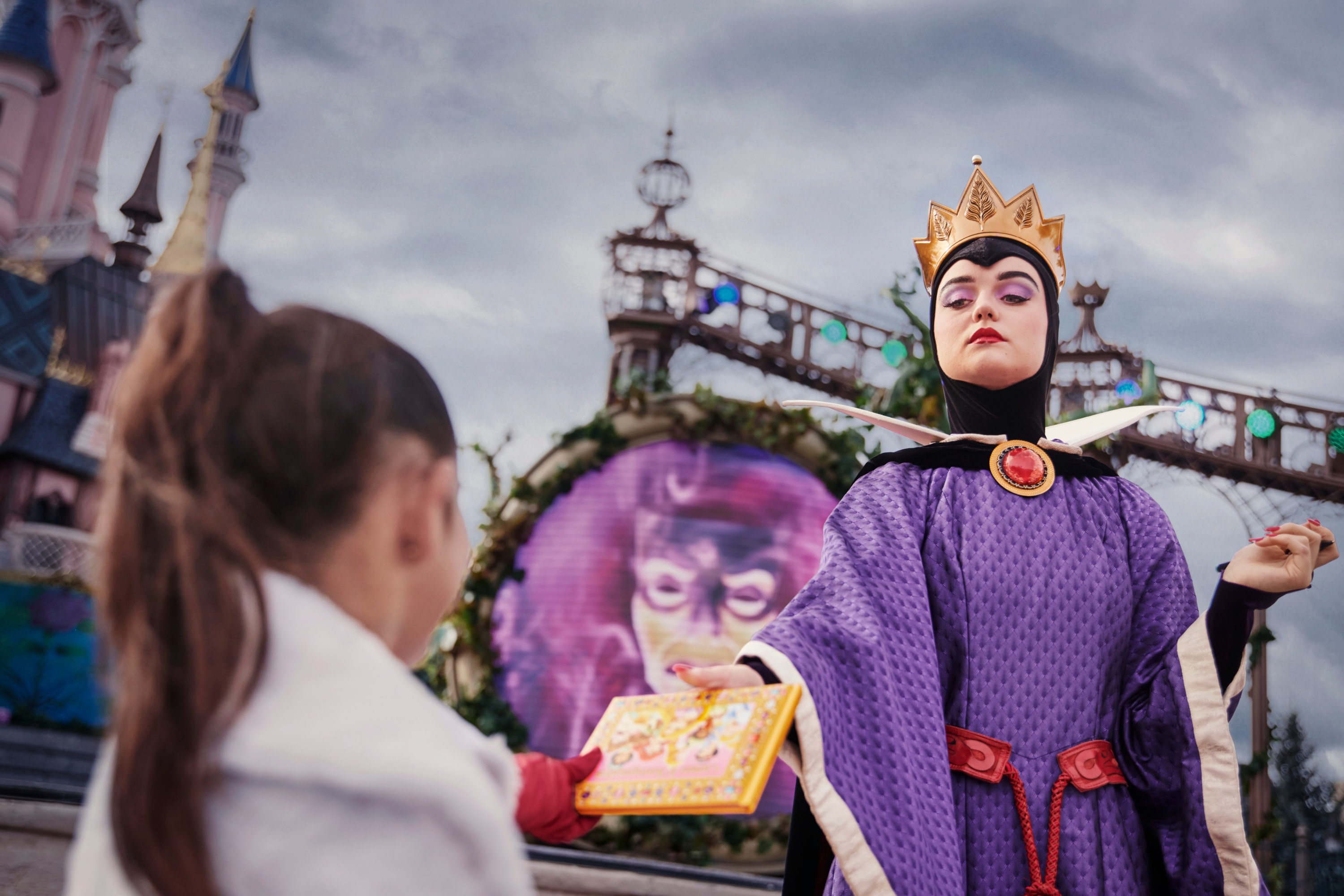 面對邪惡大師！在迪士尼樂園裡尋找黑魔女和庫伊拉的身影，並勇敢地闖入拓荒之地的陰影，與費希利爾博士合影留念！