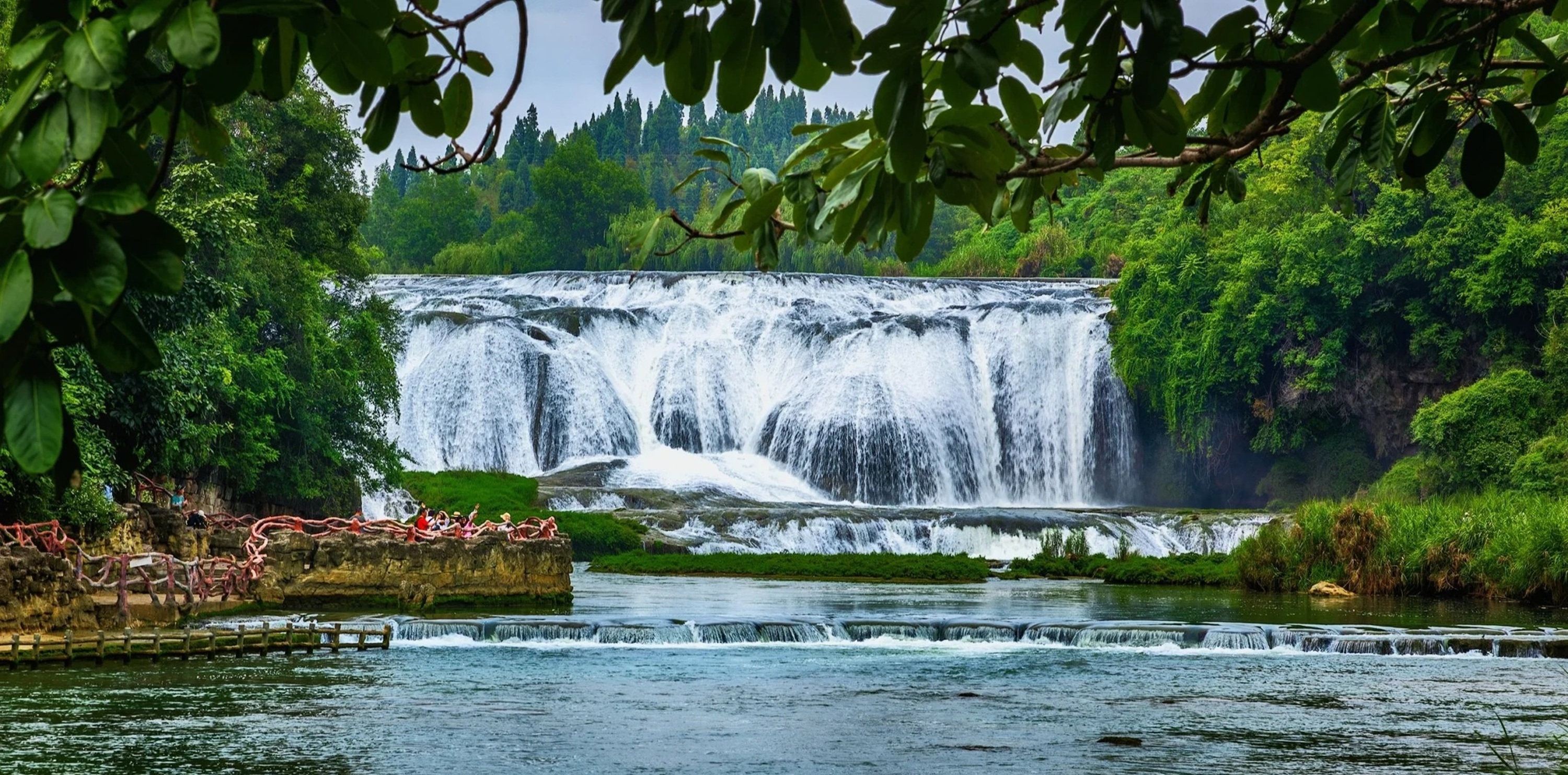 陡坡塘瀑布位於黃果樹瀑布上游1公里處,瀑頂寬105米,高21米,是黃果樹瀑布群中瀑頂最寬的瀑布 陡坡塘瀑布位於黃果樹瀑布上游1公里處,瀑頂寬105米,高21米,是黃果樹瀑布群中瀑頂最寬的瀑布