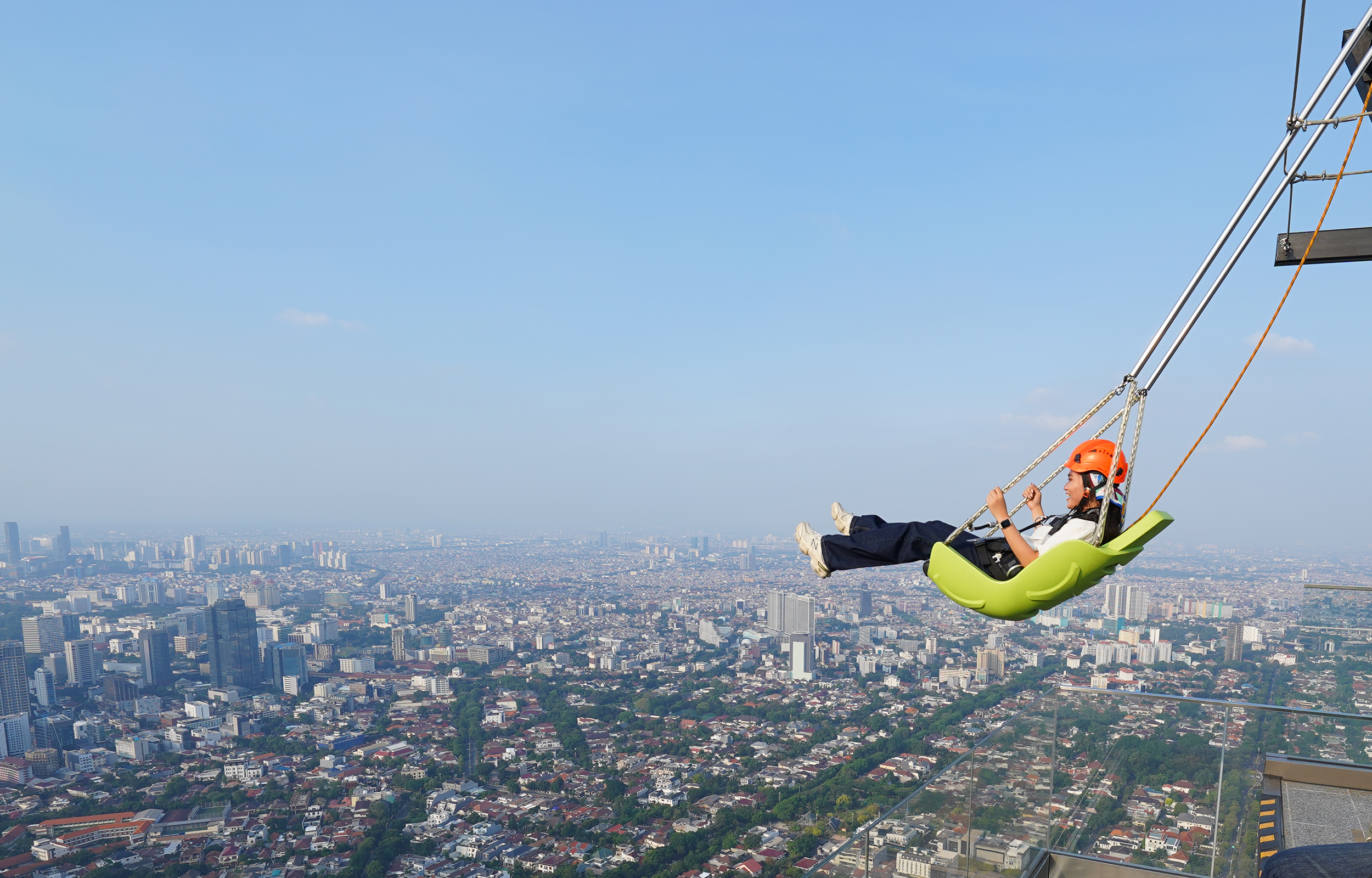 UPswing將高空鞦韆的刺激感與令人驚歎的背景融為一體。 UPswing將高空鞦韆的刺激感與令人驚歎的背景融為一體。