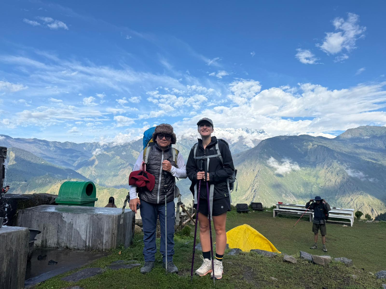 健行者們在尼泊爾的健行路線上,於風景優美的休息站享受片刻寧靜,將連綿起伏的山丘和遠處的喜馬拉雅山脈全景盡收眼底。 健行者們在尼泊爾的健行路線上,於風景優美的休息站享受片刻寧靜,將連綿起伏的山丘和遠處的喜馬拉雅山脈全景盡收眼底。