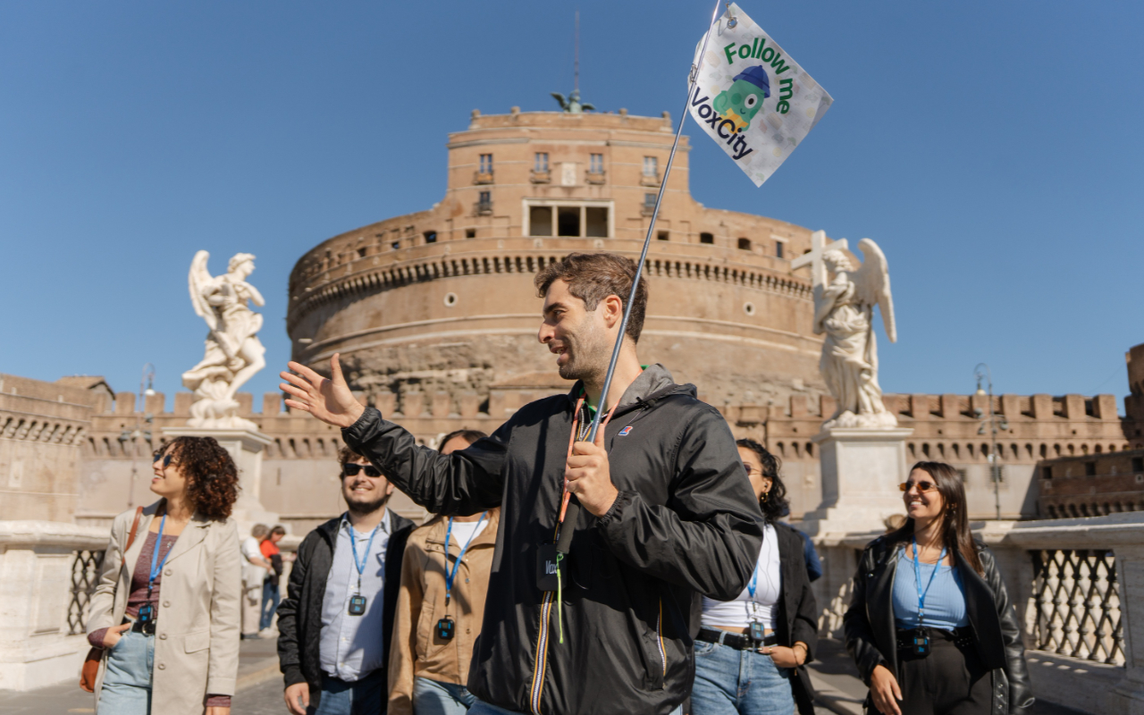欣賞城堡雄偉的建築,它融合了幾個世紀以來的帝國力量與教皇的精緻 欣賞城堡雄偉的建築,它融合了幾個世紀以來的帝國力量與教皇的精緻