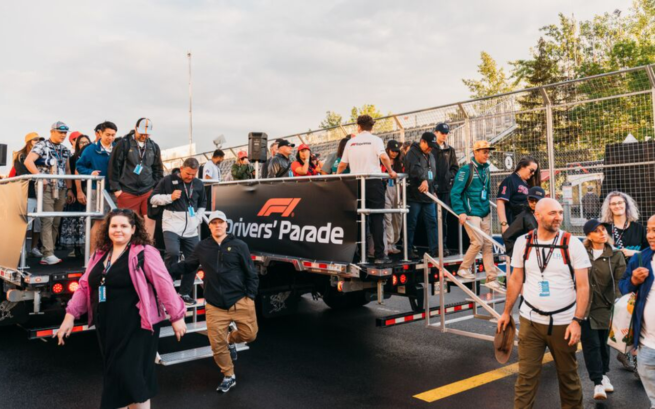 在 12 號看台觀賞賽事，將高速過彎和超車的精彩畫面盡收眼底。