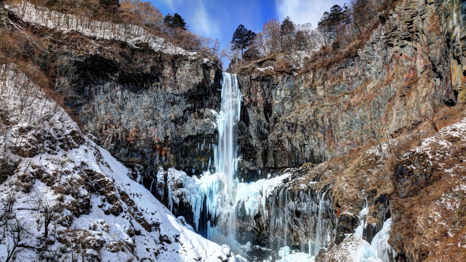 日本三大名瀑之一，中禪寺湖水從99米高處傾瀉而下。瀑布由12條細流組成，秋季四周紅葉環繞，景色壯麗，是日光國立公園的核心景觀，可近距離感受大自然的力量與美感。