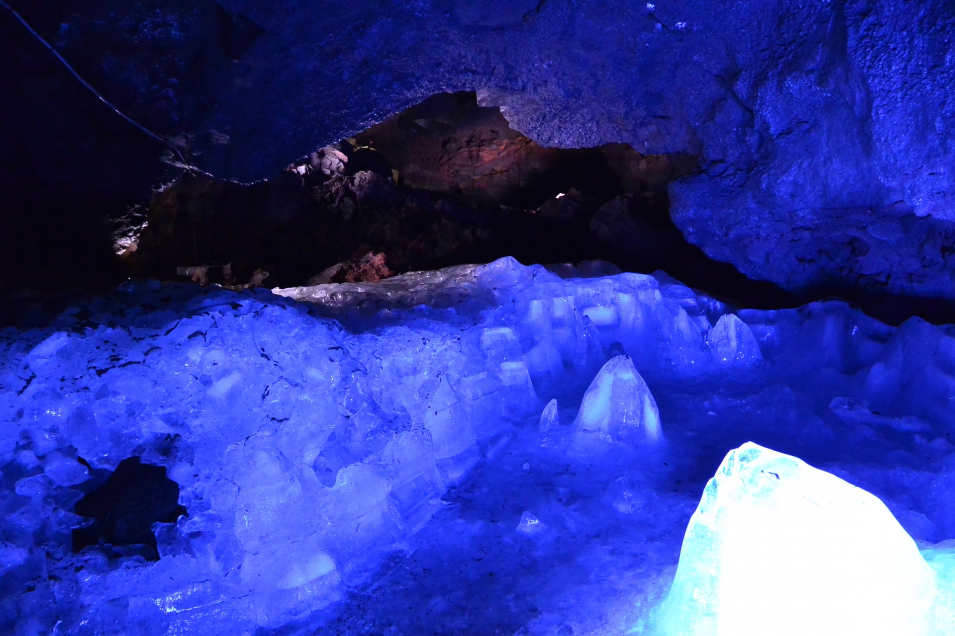 由富士山熔岩冷卻後形成的天然洞窟,洞內終年氣溫約為攝氏0至3度,四季皆可見壯觀的冰柱與冰牆。 由富士山熔岩冷卻後形成的天然洞窟,洞內終年氣溫約為攝氏0至3度,四季皆可見壯觀的冰柱與冰牆。