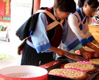 Follow the Naxi ladies to experience the thousand-year-old traditional handicrafts [DIY Naxi wedding cakes]. Naxi wedding cakes are called "Bantao" in Naxi language, also known as Naxi big moon cakes. They are shaped like a bright moon, symbolizing harves