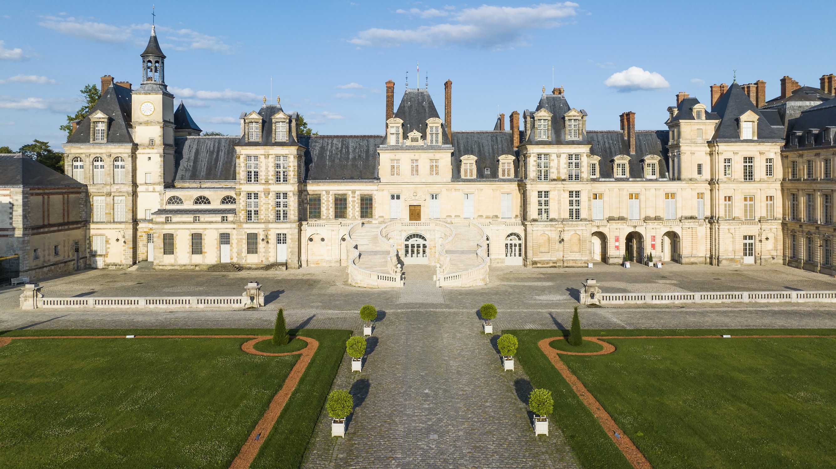 Castles of Fontainebleau and Vaux-le-Vicomte Day Trip from Paris