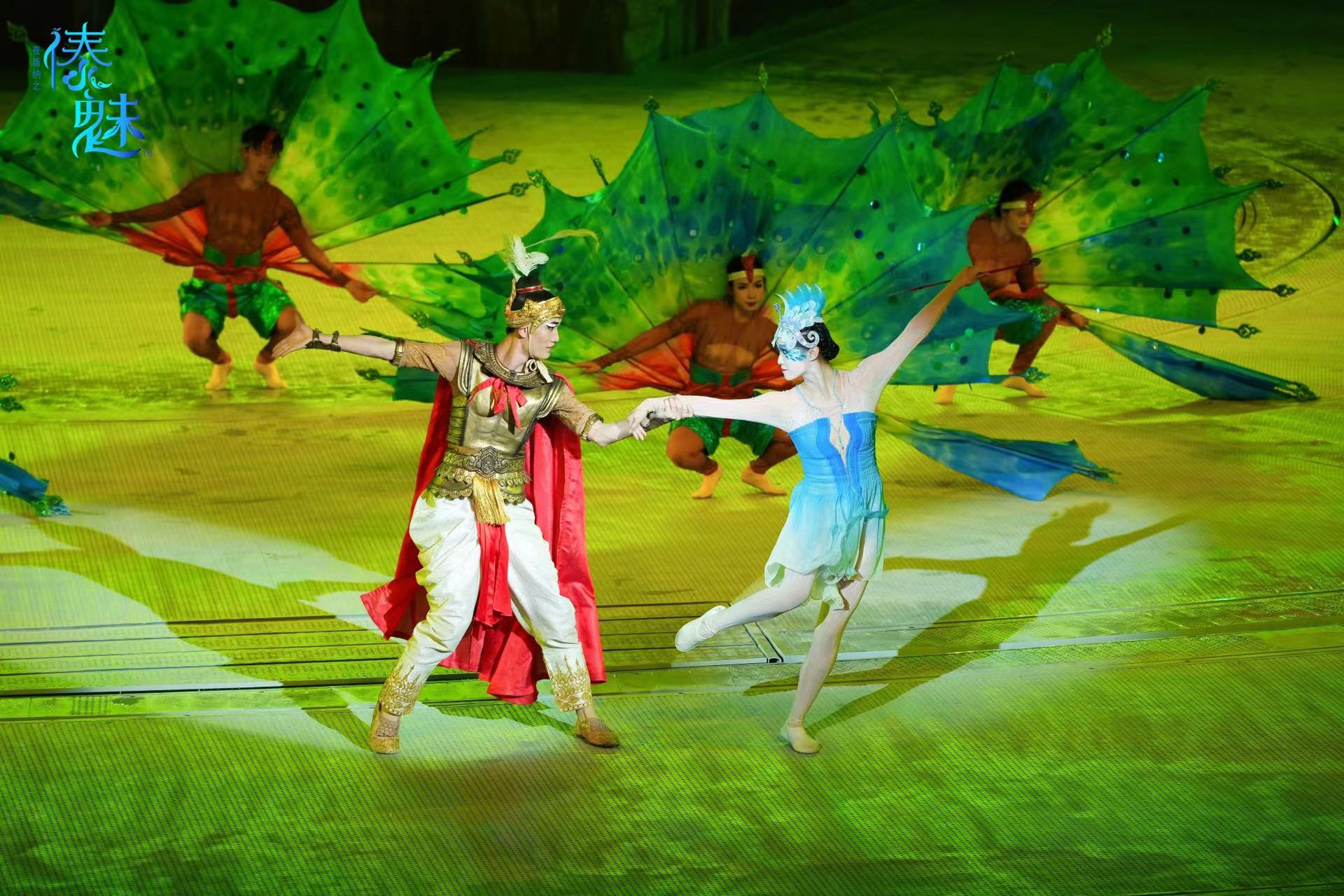 男士裝扮英武,女士造型輕盈,兩位演員牽手共舞,周圍有其他演員配合 男士裝扮英武,女士造型輕盈,兩位演員牽手共舞,周圍有其他演員配合