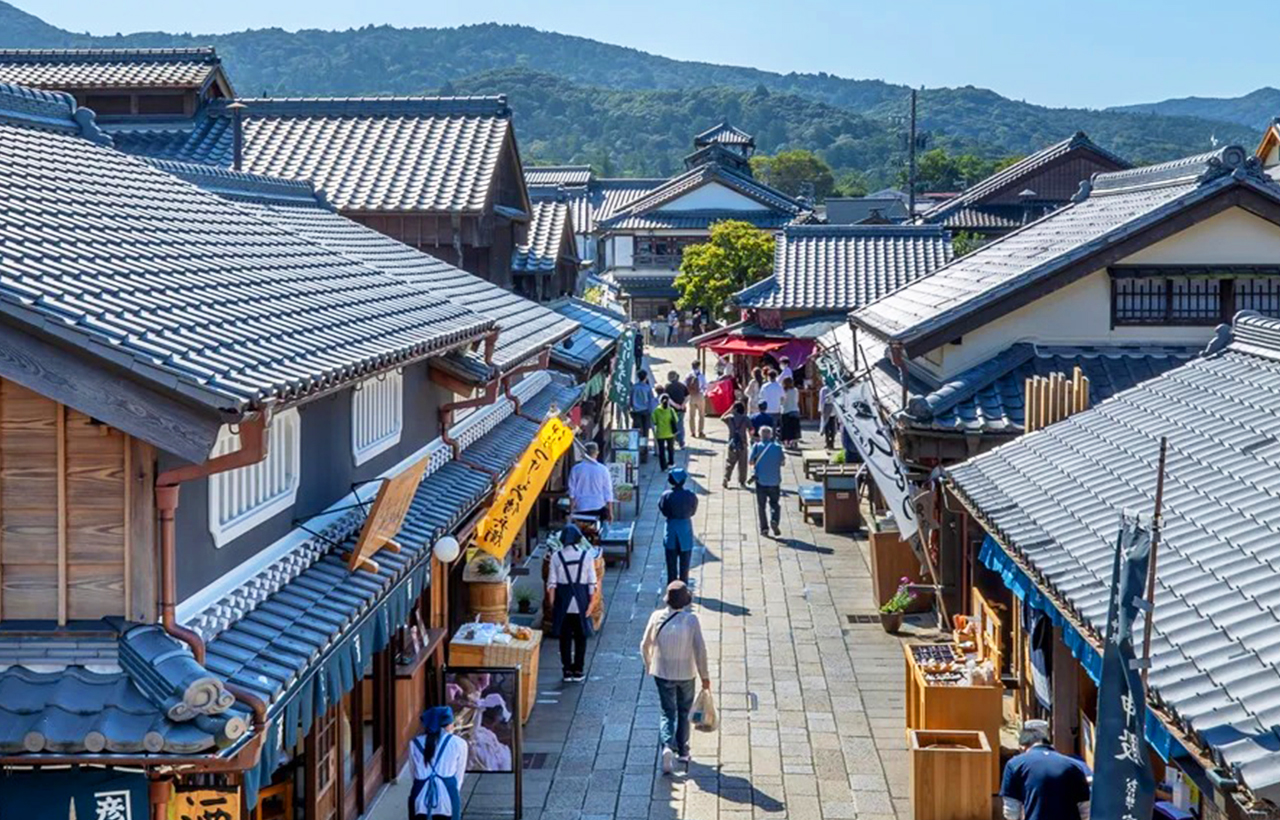伊勢神宮內宮的鳥居前方，有一條熱鬧得宛如門前町的街道，名為「厄除町」
