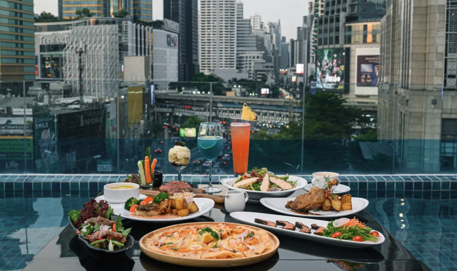 Clover Sky Bar & Restaurant at Hotel Clover Asok
