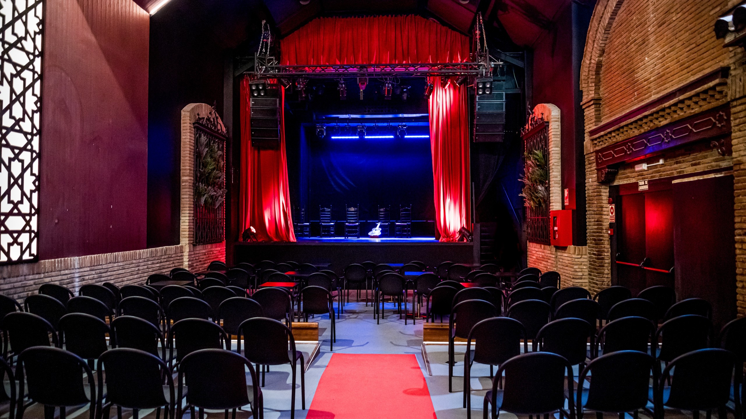 優雅的舞臺燈光增強了格拉納達佛朗明哥劇院（Teatro Flamenco Granada）佛朗明哥的情感