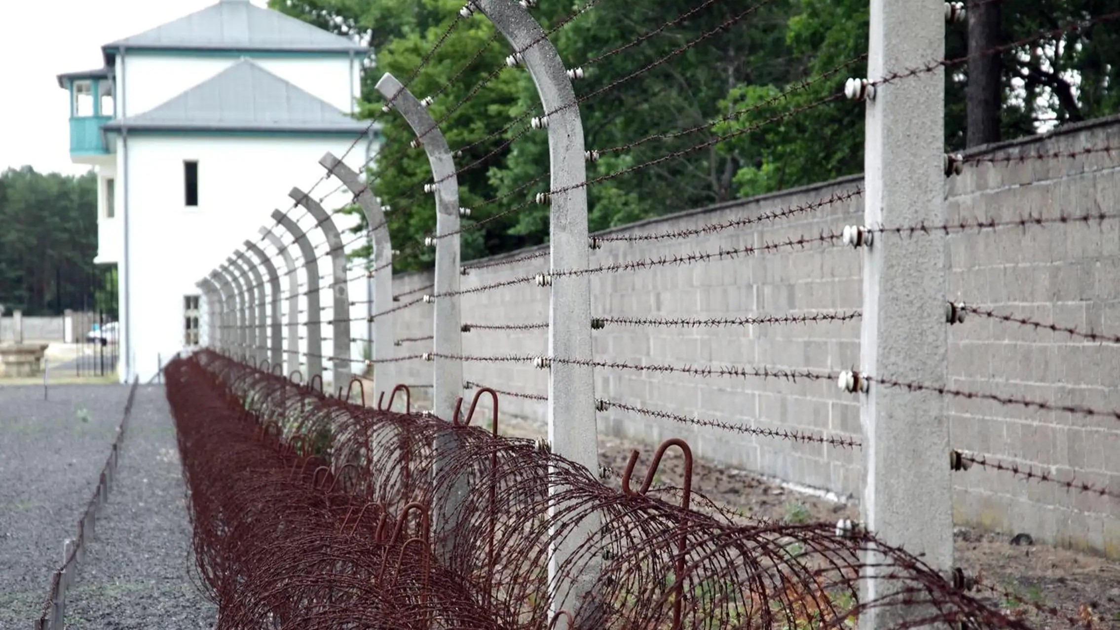 營區內曾用於囚禁犯人的原始周邊圍籬和鐵絲網 營區內曾用於囚禁犯人的原始周邊圍籬和鐵絲網