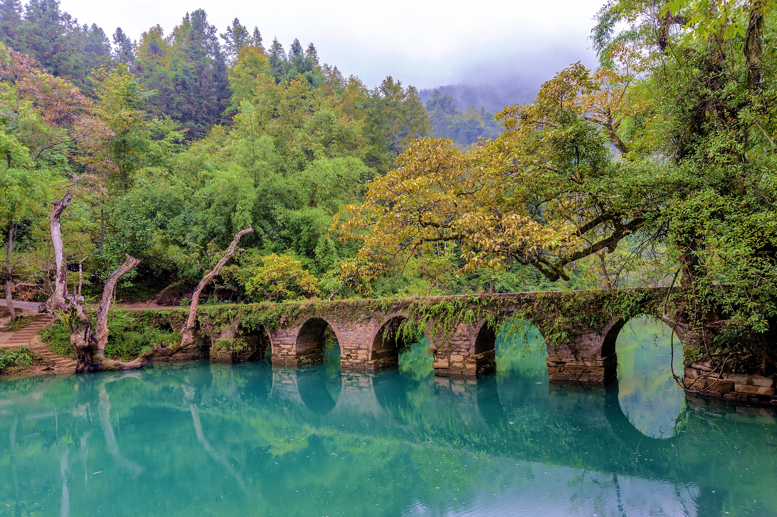 荔波小七孔，喀斯特地貌的超級盆景，集山水林洞湖瀑於一體，以七孔古橋聞名。