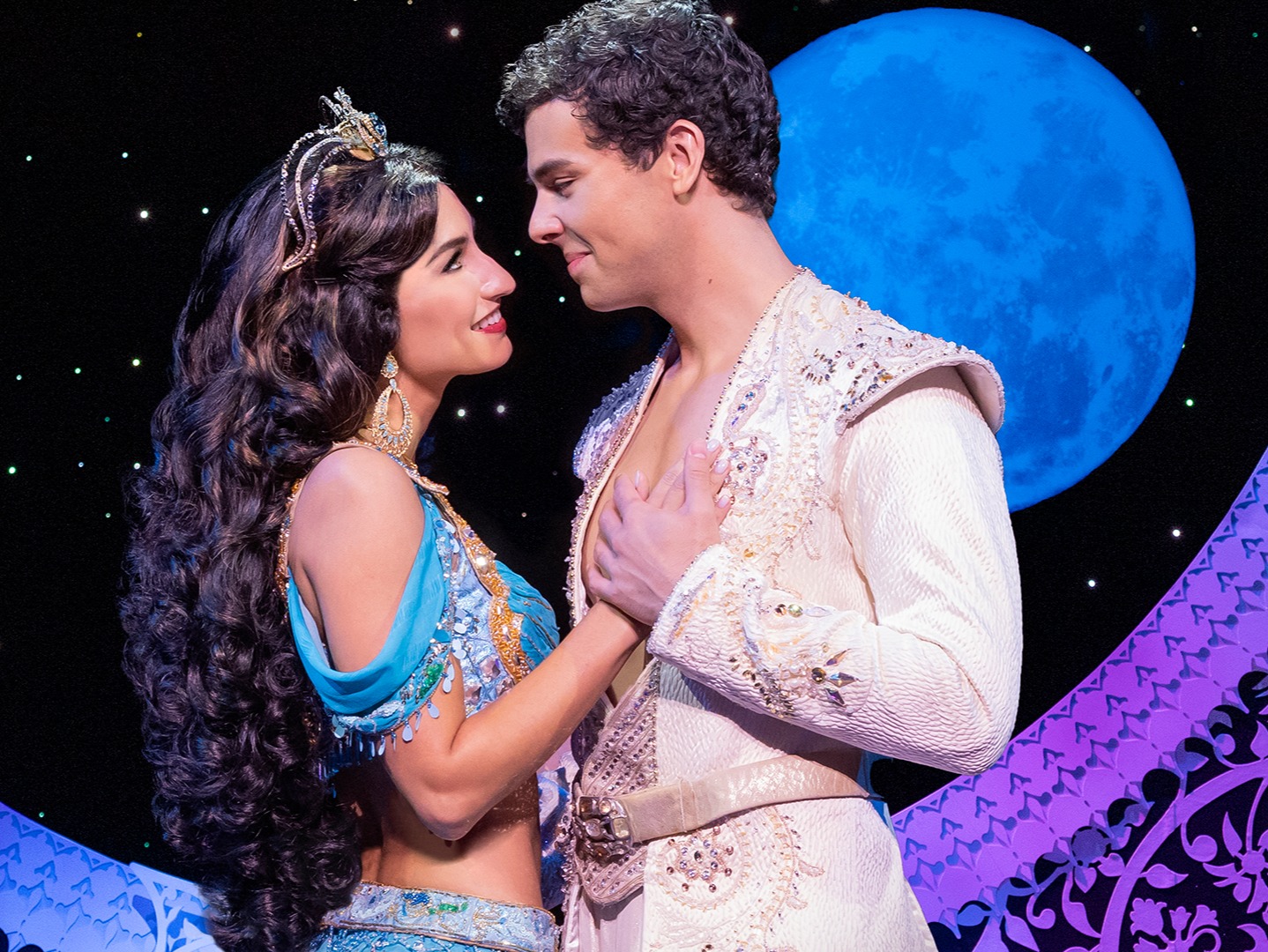 沉浸於阿拉丁和茉莉公主的浪漫故事