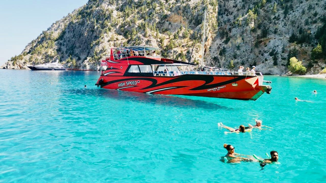 錫米島 (Symi Island) 乘船體驗，並在聖喬治灣 (St George's Bay) 享受游泳樂趣