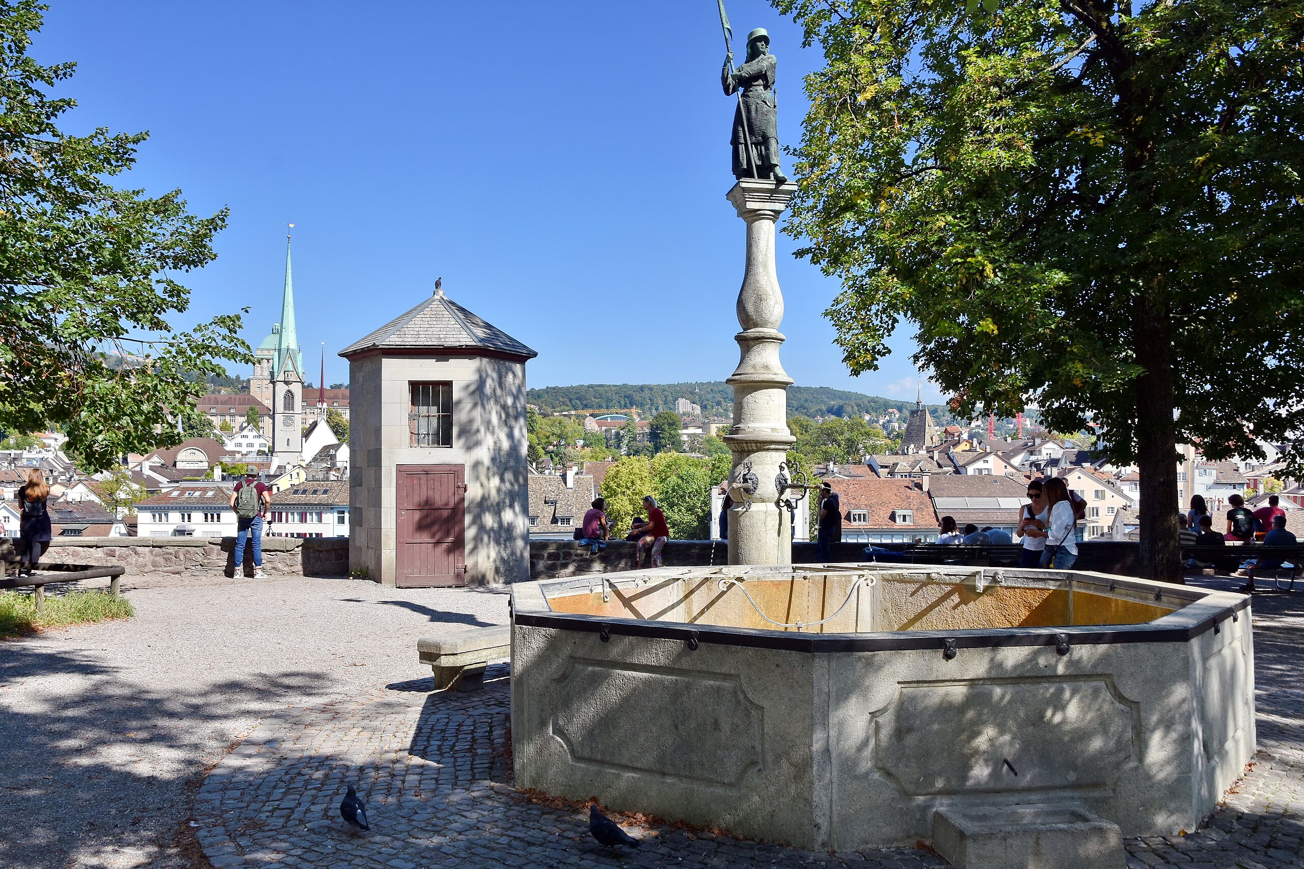 林登霍夫:這座山頂公園享有城市和周邊地區的壯麗景色。這裡是放鬆身心、欣賞美景的好地方。 林登霍夫:這座山頂公園享有城市和周邊地區的壯麗景色。這裡是放鬆身心、欣賞美景的好地方。