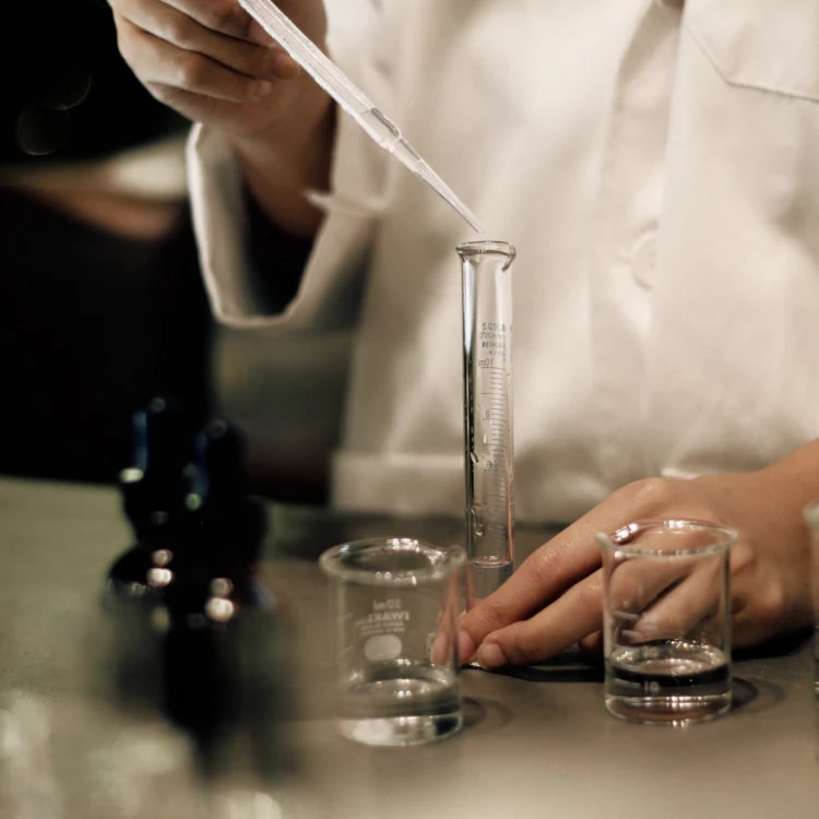 在曼谷的 Oo La Lab 調香與調酒體驗