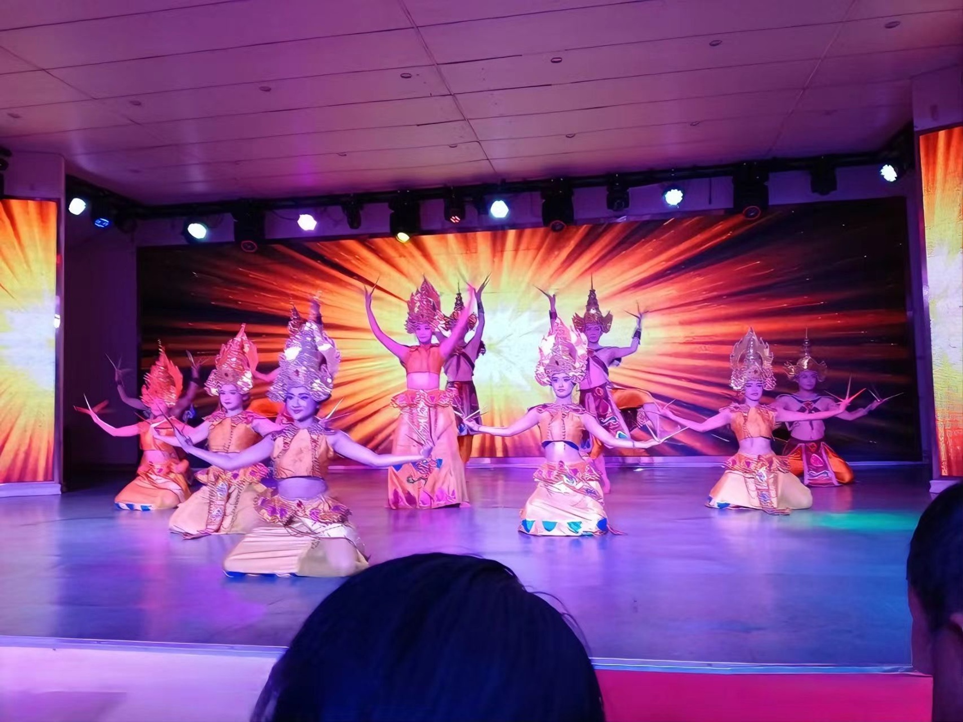 郵輪演藝以 “同飲一江水” 為主題,融合本土文化與東南亞風情,近 50 場節目循環上演 郵輪演藝以 “同飲一江水” 為主題,融合本土文化與東南亞風情,近 50 場節目循環上演