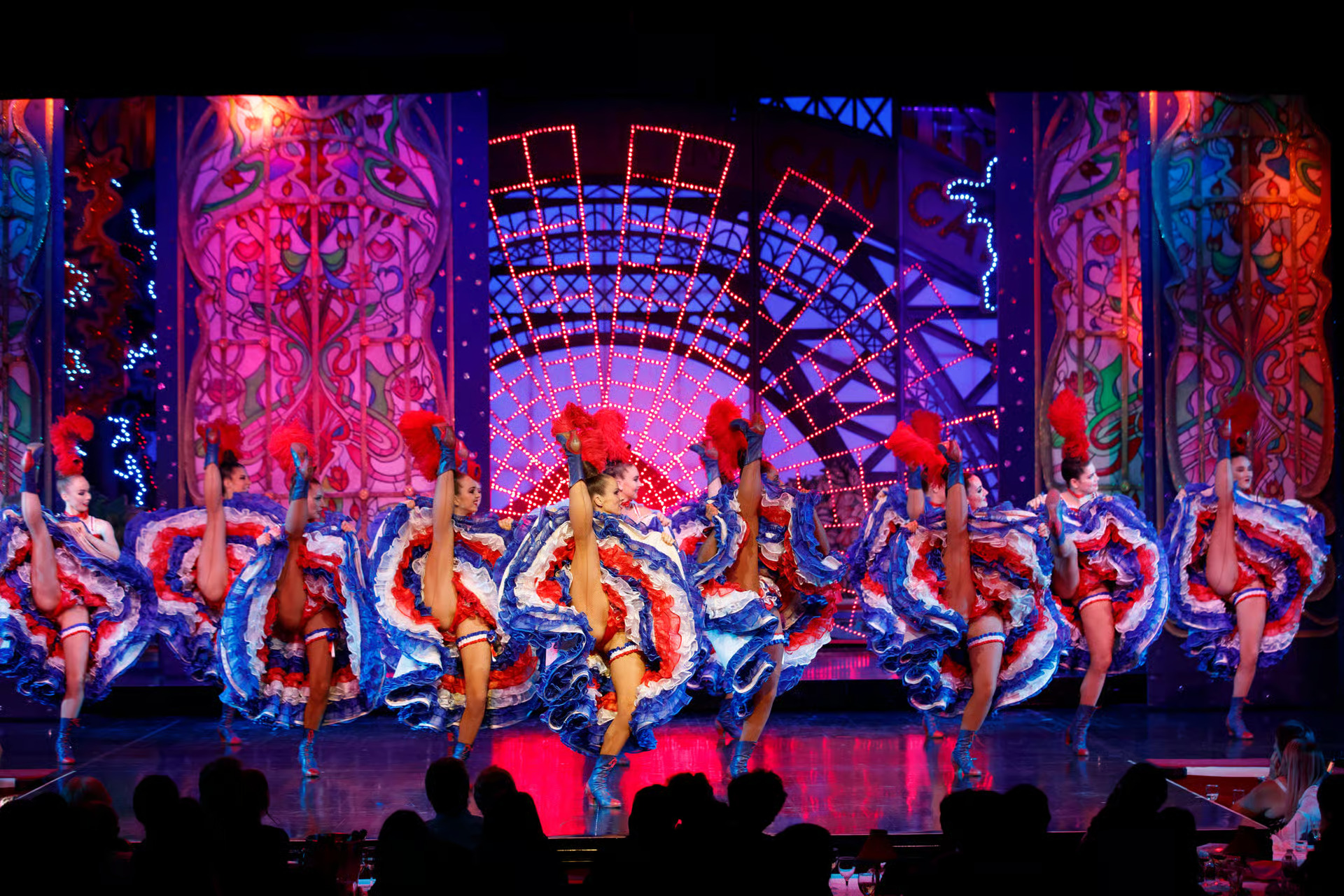 在紅磨坊的精彩表演中大飽眼福,同時品嚐一杯香檳,盡享奢華體驗。 在紅磨坊的精彩表演中大飽眼福,同時品嚐一杯香檳,盡享奢華體驗。