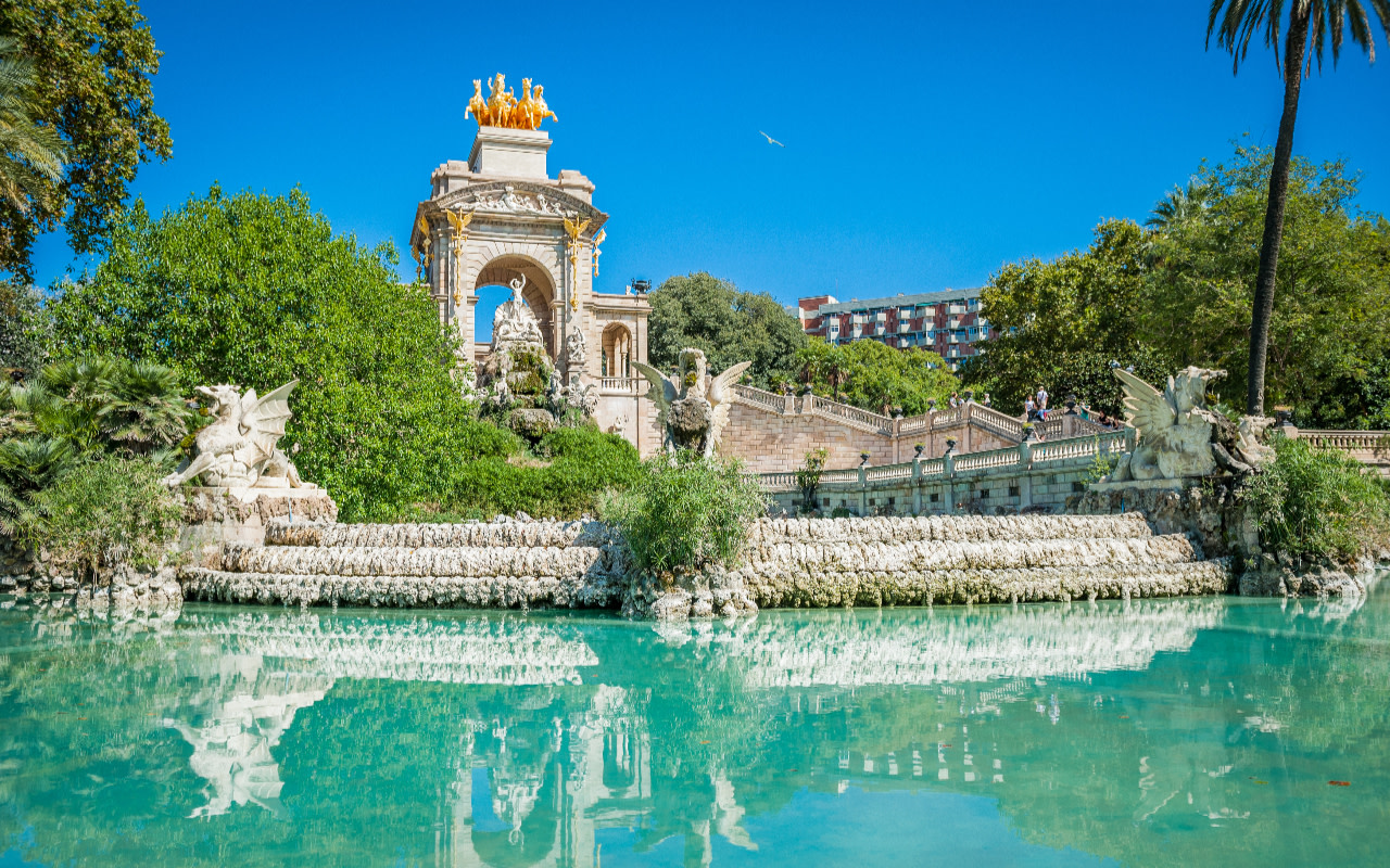 騎行至巴塞隆內塔,沿著海岸線欣賞迷人的街道風光。 騎行至巴塞隆內塔,沿著海岸線欣賞迷人的街道風光。