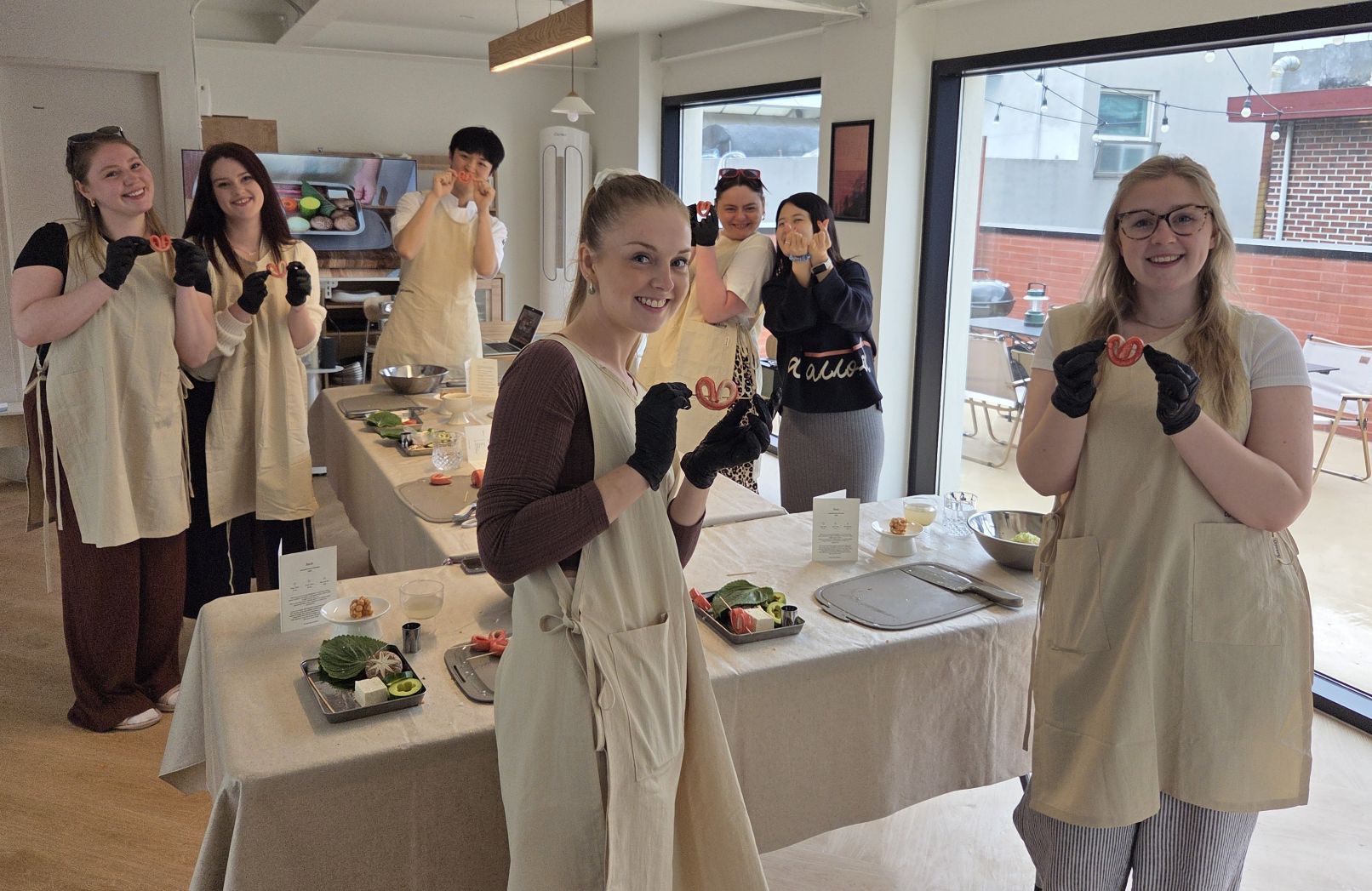 ▶ Enjoy the dishes you've made and create lasting memories together! Share the delicious food you've made and capture special moments with new friends in commemorative photos.