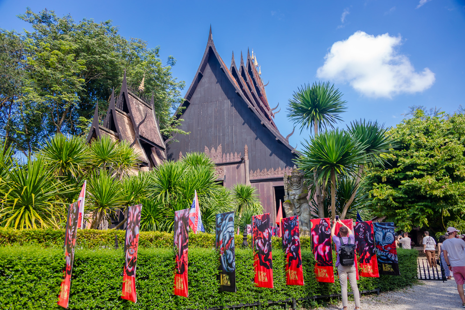 Discover White Temple, Black House & Blue Temple from Chiang Mai
