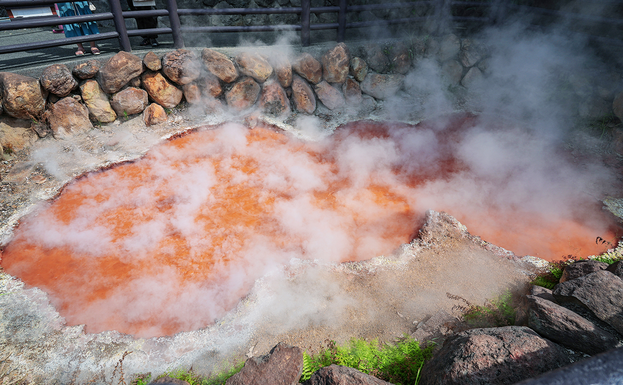 The violent jets and high-temperature hot springs make the temperature of the hell spring as high as 90 degrees.
