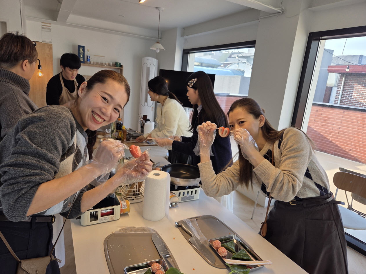 ▶ It is held in a small group, creating a comfortable and friendly atmosphere, so anyone can enjoy it without any pressure.
