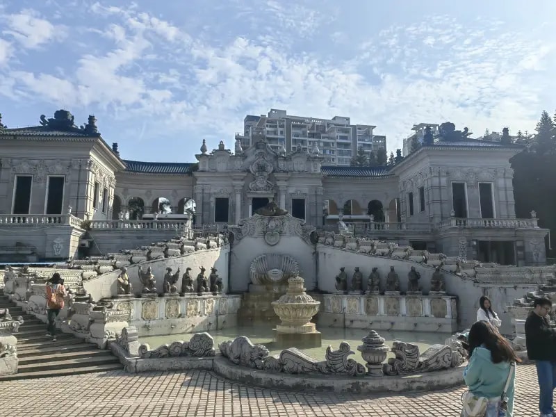 圓明新園:以北京圓明園為藍本建造的大型園林景區,1:1復刻了“西洋樓”“大水法”“福海”等經典建築與景觀。它將北方皇家園林的恢弘與嶺南造園藝術相融合,現免費對外開放。 圓明新園:以北京圓明園為藍本建造的大型園林景區,1:1復刻了“西洋樓”“大水法”“福海”等經典建築與景觀。它將北方皇家園林的恢弘與嶺南造園藝術相融合,現免費對外開放。